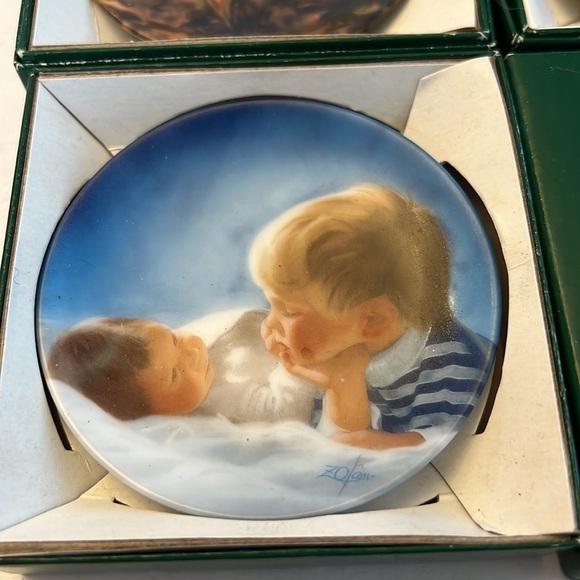 Set of 5 Donald Zolan Mini Collector Plates of Children - Picture 5 of 7